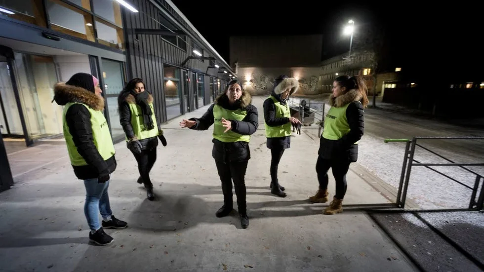 Har fått lokal.  Här är några av Gottsunda Mammorna, som kvällsvandrar i Gottsunda efter bilbränderna i november, från vänster Sadja Al Hajeh, Nora Al Hajeh, Abir el Hija, Sawsan Al Hajeh och Dalila Moghrabi.