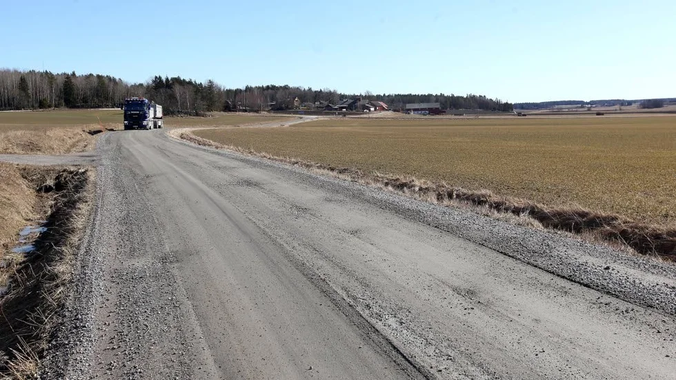 Tjälskador. En blöt höst och vinter har gått hårt åt grusvägarnas vägbanor. Väg 816 mellan Holmsta och Altuna hyvlades i veckan.