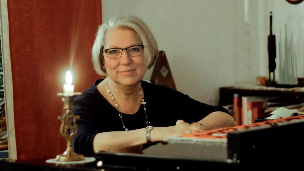 Margit Borgström sitter gärna vid familjens flygel i hemmet. – Jag fastnar här ofta och kan sitta i 1,5 timme och spela och spela, säger hon.