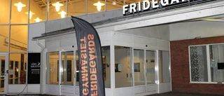 Klotter på skolas fasad och dörrar