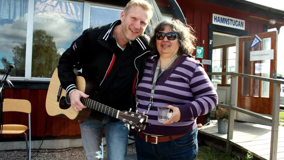 Artisten. Här är Jocke Göransson tillsammans med sitt fan Giannoula Agianoglou vid hans spelning på Enköpings Segelsällskaps hundraårsjubileum 2016.