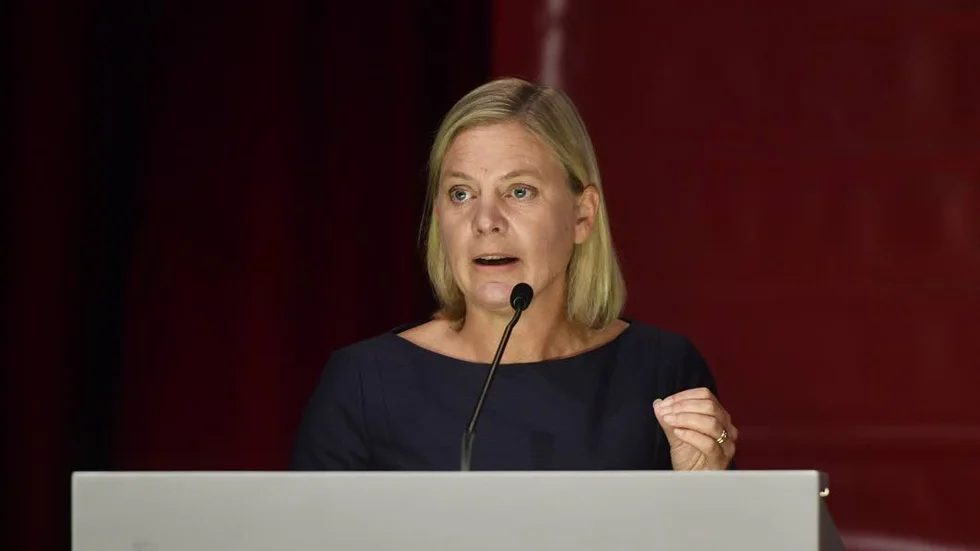 Magdalena Andersson. Inte orolig över framtida krav på att införa euro.