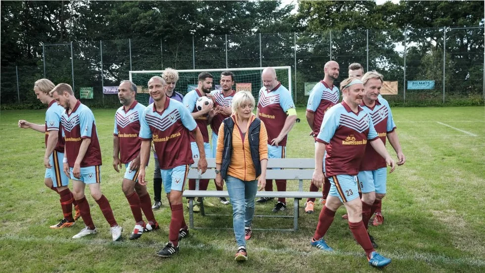 Tv-seriestart. Henke Larsson, fotbollsspelare  och Elisabeth Wernesjö, Uppsalaskådis, försöker få fason på ett lag i division sju i ny tv-serie