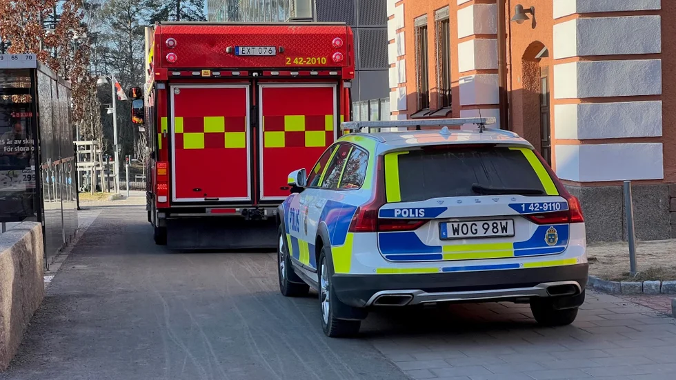 Räddningstjänst och polis på plats vid US.