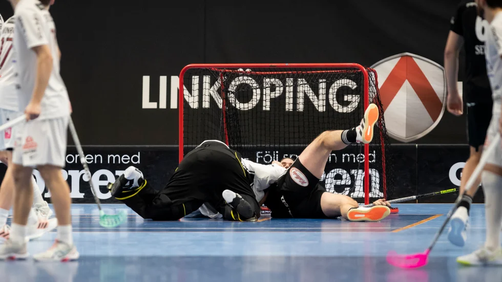 Storvretamålvakten Viktor Klintsten hamnade i en brottningsliknande situation med Linköpings Martin Karlsson.