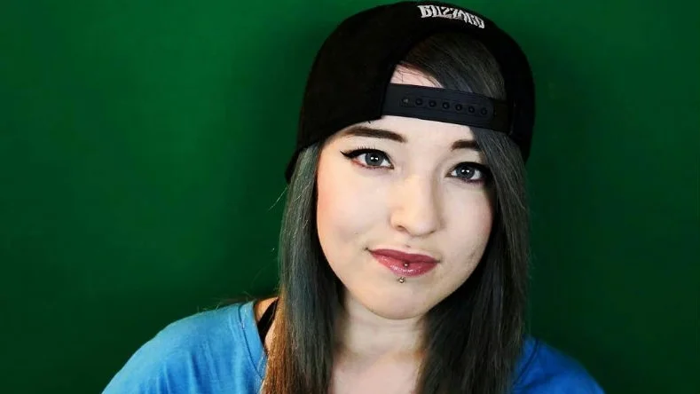 E-sport. Emily "QueenE" Krumlide har nått sitt drömjobb.