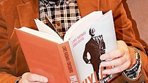 Lars Ragnar Forssberg, journalist och författare, har skrivit om radio- och tv-fenomenet Lennart Hyland. Boken heter "Lennart Hyland - legenden och hans tid".