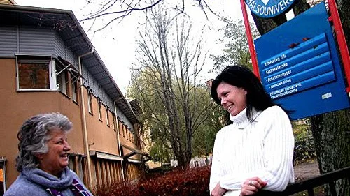 Läraren Danica Petrovic och studierektorn Annika Lindh slår inte klackarna i taket än. Men visst är de glada. Foto: Daniel Cannervik