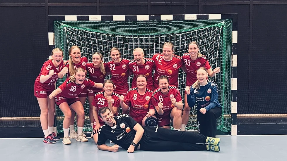VHF jublar efter segern mot Nyköping som innebär att de nu är tvåa i serietabellen med bara två omgångar kvar att spela. 
