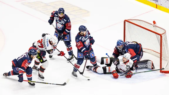 Malmö Redhawks Ponthus Westerholm och Emil Sylvegård anfaller mot Linköpings Max Lindroth, Christoffer Ehn, Jesper Pettersson och målvakt Marcus Högberg.