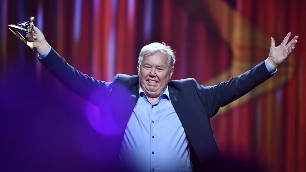 Här ser vi Bert Karlsson av 2020 års modell på en Melodifestivalscen i Eskilstuna. Bert i 1991 års utgåva förekommer i slutet av dagens ledartext i Folkbladet. 