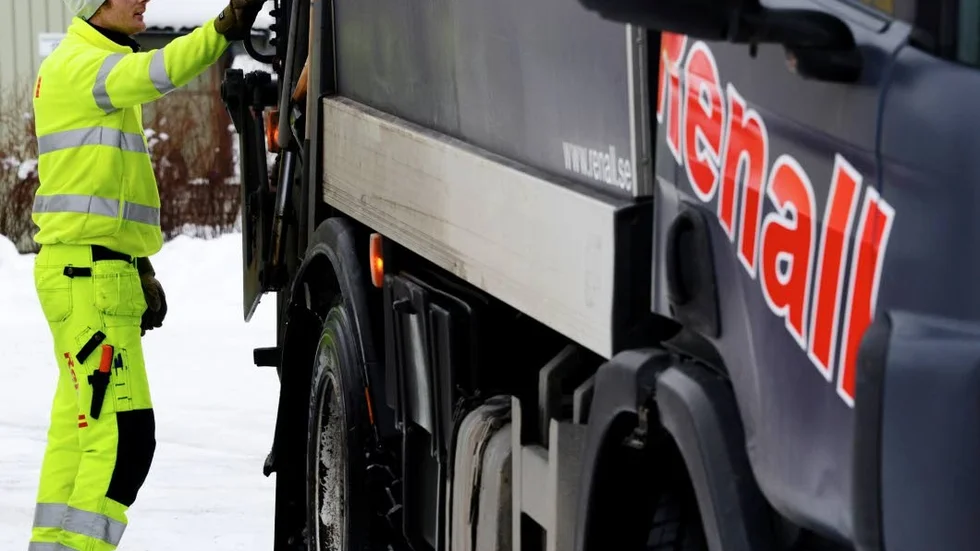 Renall har haft problem med det hala väglaget på landsbygden den senaste veckan. Nu återupptas sophämtningen, åtminstone på de vägar som bedöms körbara med sopbil.