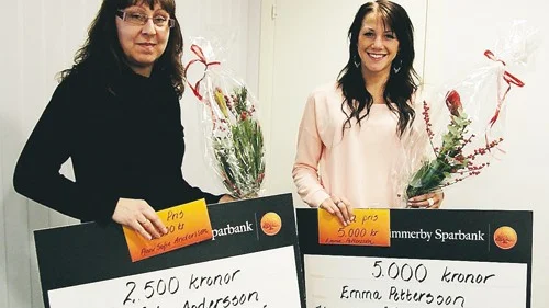 Anne-Sofie Andersson och Emma Pettersson fick ta emot sina priser under en liten prisceremoni på Vimmerby Sparbank under onsdagen.