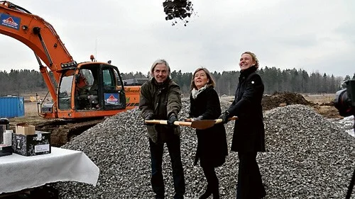 Barn- och ungdomsnämndens ordförande Catharina Rosencrantz får spadtagshjälp av representanter från Hemsö.