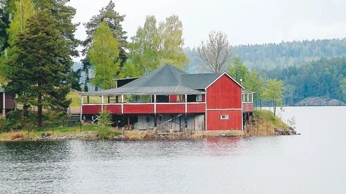 Festplatsens läge, på en ö i sjön Björkern, kan inte bli bättre, tycker Erik Johansson.
