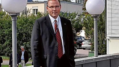 Saabs VD Håkan Buskhe skrev under avtal.