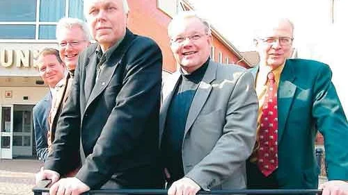 Samarbete är ledordet. Hultsfred, Vimmerby och Västerviks kommuner har bestämt sig för att samarbeta mer. Här representerade av Harald Hjalmarsson, Leif Larsson, Bo Bergman, Conny Jansson och Sven Carlsson.