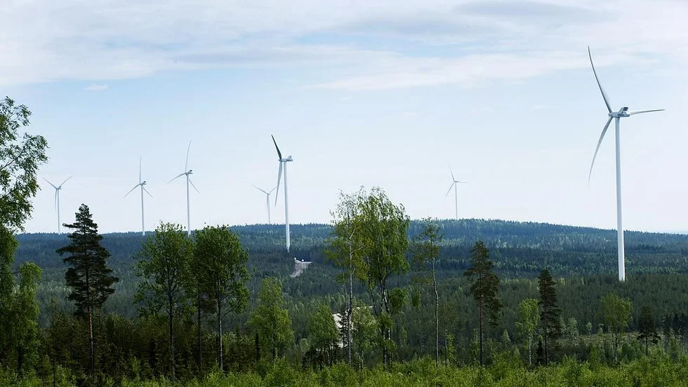 Samhällsbyggnadsnämnden tillstyrker Vattenfalls ansökan om 25 och 240 meter höga  vindkraftverk. Bilden är från Ockelbo kommun.