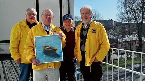 Björn Gunnarsson, Lars Blomquist, Bertil Gerdin och Bo Håkansson i Lions Club Gamleby-Överum visar upp orginalet av tavlan som Jan Wiberg bidrar med till årets upplaga av Tjustfejden. Alla som deltar i motionsloppet får en kopia.
