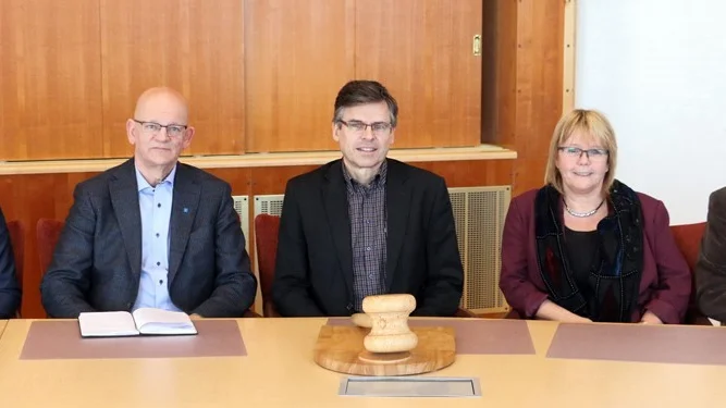 Det var glada miner när ekonomichefen Henric Svensson, Åke Nilsson (KD) Lars Rosander (C), Rosie Folkesson (S) och Åke Bergh (M) presenterade fjolårets bokslut.