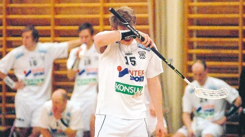 Oscar Lönn och hans lagkamrater i VIBK deppar ikapp efter förlusten mot Tranås som innebär att laget åker ur tvåan och får spela i division tre nästa säsong.