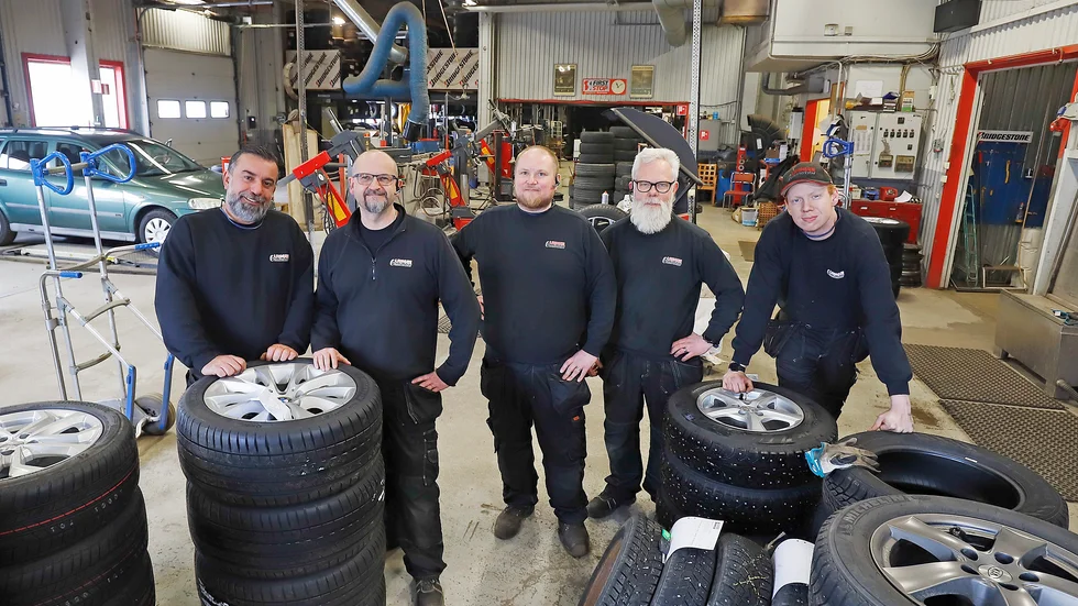 Kort paus i däckskiftesfabriken. Raeed Abdul Masih, Fredrik Lange, Daniel Isoaho, Roger Olsson och Jonas Järvebro på Langes gummiverkstad har bråda dagar så här års.