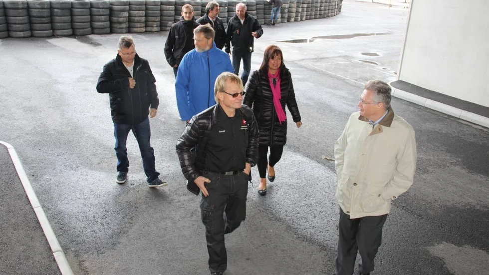 Studiebesök. Fordonsläraren Seved Anderssonn visar den tysk besöksgruppen Tierp Arena.  T h Patrick Ärlemalm, representant för Motorbranschens yrkesnämnd och Industrirådet.