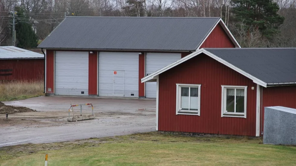 Förargelsens hus. Det före detta kommunförrådet i Örbyhus. Ytterligare en garagebyggnad finns på området.