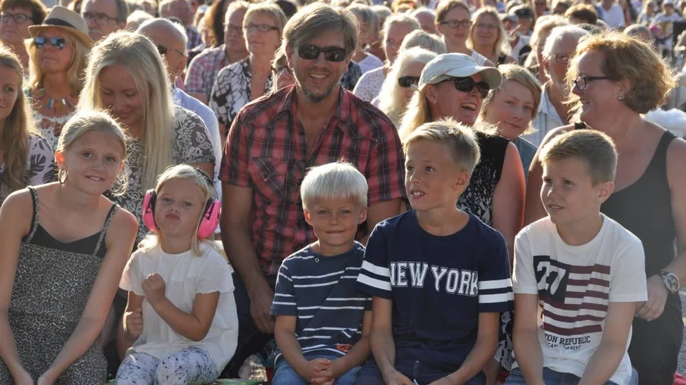 Mycket publik. Efter eftermiddagens störtregn kom solen tillbaka och publiken njöt av underhållningen vid allsångskonserten i Griggebo bergtäkt.