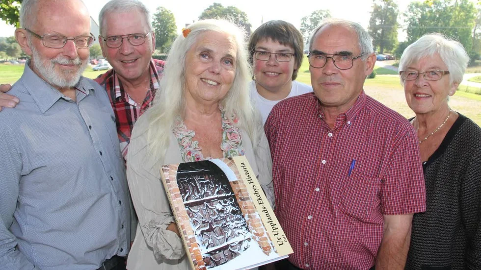 Aldrig tidigare har en sådan bred bild getts av Ekebys historia som i den nya bygdeboken. Från vänster Torkel Arnelid, Håkan Ohlsson, Gudrun Arnelid, Margareta Olsson, Gunnar Jansson och Gunbritt Ehn har jobbat med den.