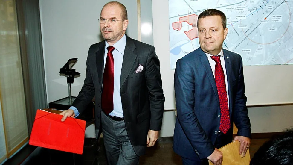 På väg ut. Den gamla majoriteten, här representerad av Erik Weiman (M), förre ordförande i landstingsstyrelsen, och Fredrik Ahlstedt (M), före detta finanskommunalråd, fick sitta kvar för länge efter valet, tycker Bo Wahlström.