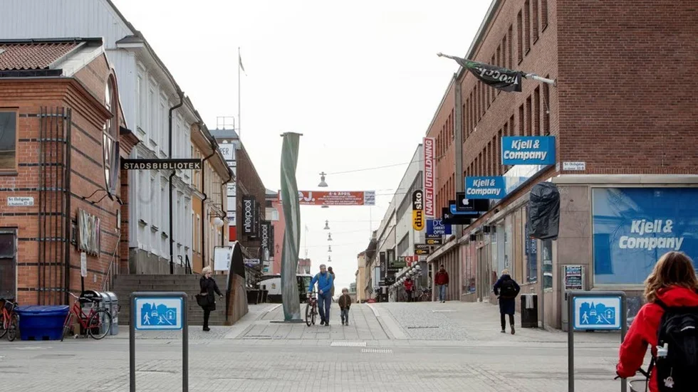 Gågata. Här kommer bilar att få köra om en månad. Vid Stadsbiblioteket har kommunen redan satt upp de blå skyltarna som påvisar gåfartsområde.