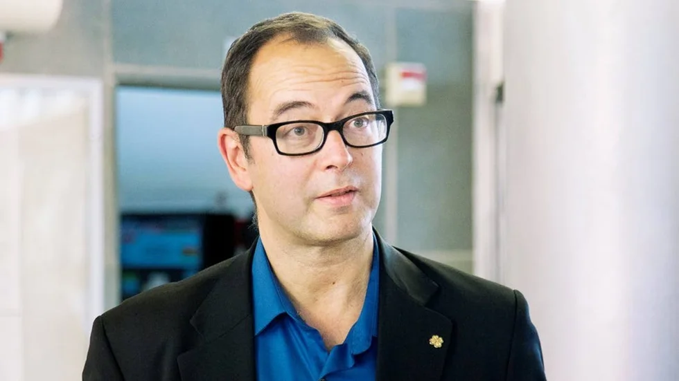 Stefan Hanna (C) är en av artikelns författare.