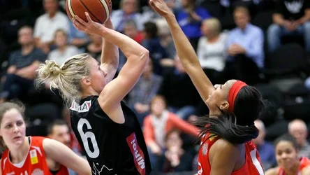 Northlands Brittany Smart testar bössan. Salléns Adrianne Ross försöker hindra henne.