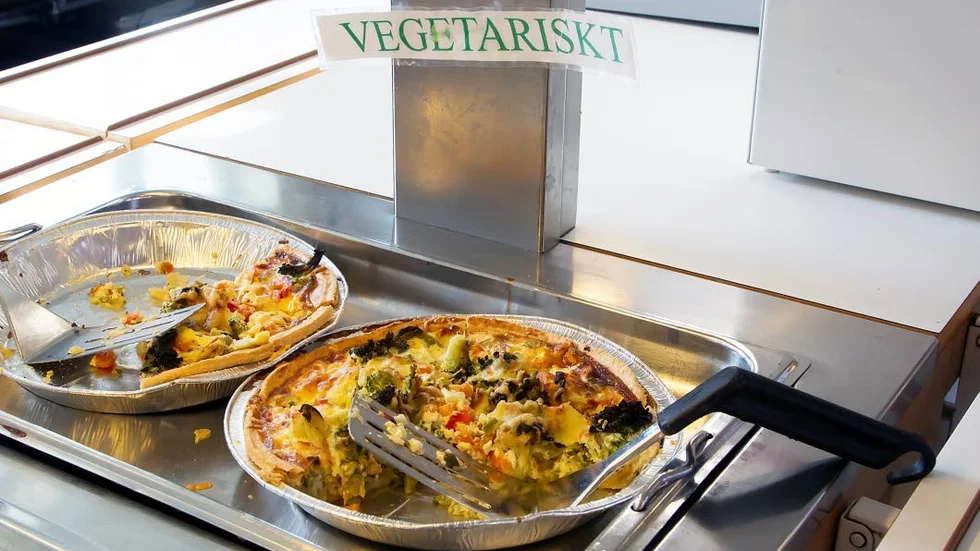 Miljöpartiet i Luleå vill att vegetarisk mat ska finnas i buffén till alla elever i kommunen.