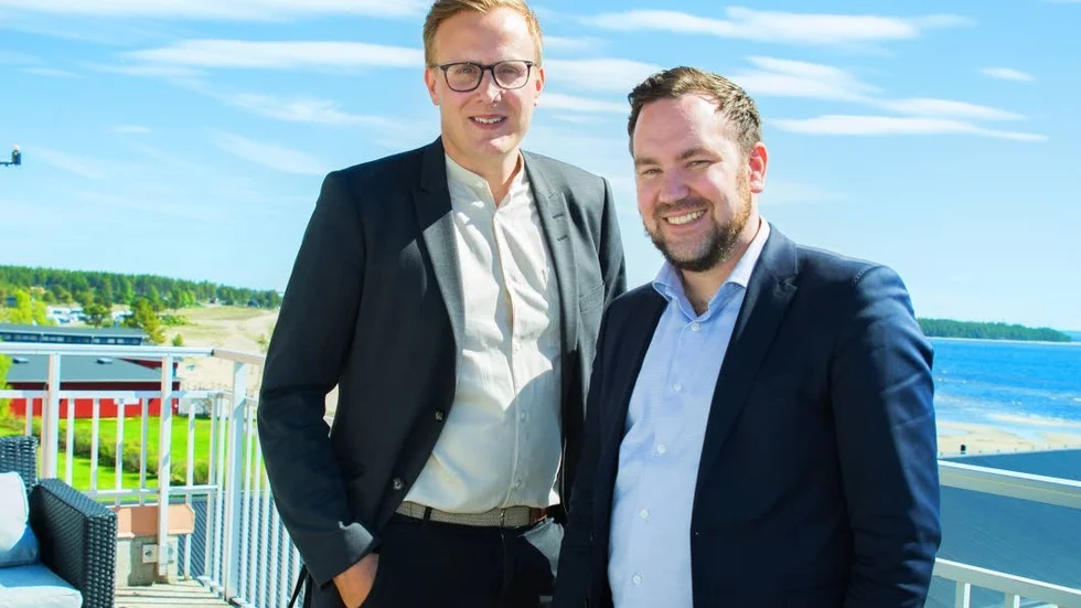 Tobias Lindfors, styrelseordförande för Pite havsbad och Kristofer Lundström, vd, är glada över att havsbadet nominerats till Nordens bästa resmål för barnfamiljer.