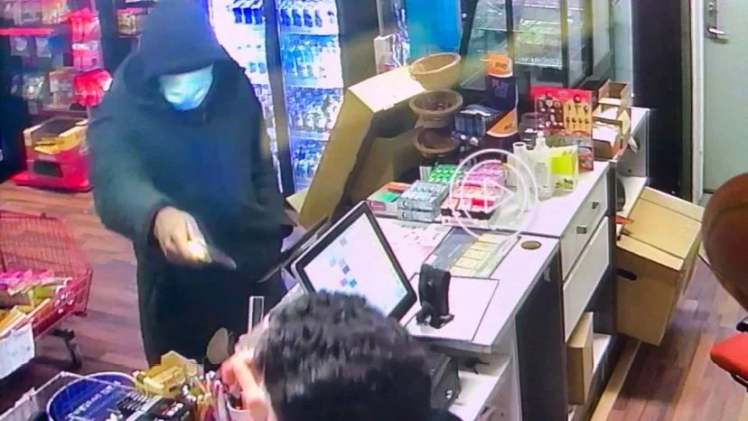 Butikens övervakningskamera fångade rånaren som hotade butikspersonalen med kniv. Nu åtalas en 19-åring. 