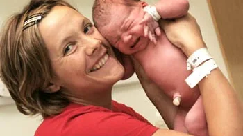 Elliott föddes klockan 03.09 på torsdagen och vägde 3 810 gram och var 52 centimeter lång. Han var en av Sveriges  nya invånare som bidrog till att befolkningen nu överstiger nio miljoner.