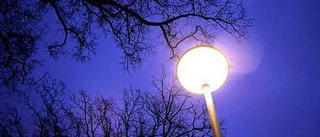 Upplyst slinga i novembermörker