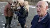 En miljon kronor från markförsäljning kan rädda Lurbo ridklubbs ekonomi, tror ordföranden Valdemar Vallgårda. Med på bilden är även Margareta (t.v) och Katarina Schoultz.