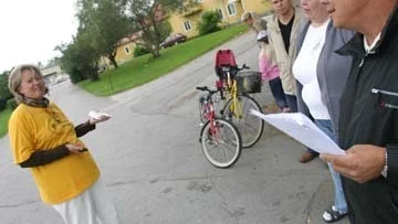 Charlotte Wall (Lp) talar med några medlemmar i  Aktionsgruppen för Morgongåva. - Det är viktigt att människor får komma till tals, säger hon.
