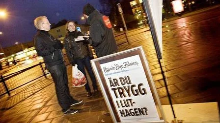 Luthagenborna Henrik och Magdalena Widmark passade på att stanna och prata med UNT:s reporter Per Johansson.