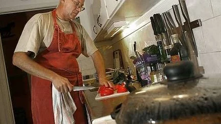 Med sina 57 år säger sig Jan Iversen vara närmast yngst i Jaktförbundet. Så står han också för nya idéer i viltköket.