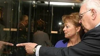 Carl Gustaf von Ehrenheim och kulturminister Lena Liljeroth Adelsohn studerar glasen i montern.