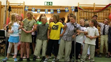 Sista skolavslutningen i Hargshamn blev en bitterljuv tillställning där barnen höll stämningen uppe bland annat med tolkningar av melodifestivallåtar. Här Vi kan gunga.