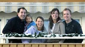 Emil och Jennie Forsén renoverar tillsammans med Anna Karlström och Jesper Strandberg pensionatet Ankargården i Öregrund. Med på bilden är också Svante Forsén, snart tre år.