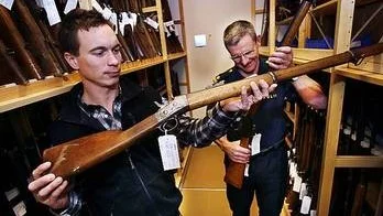 Johan Sörensson och Hans Nyfjord i polisens vapenvalv.