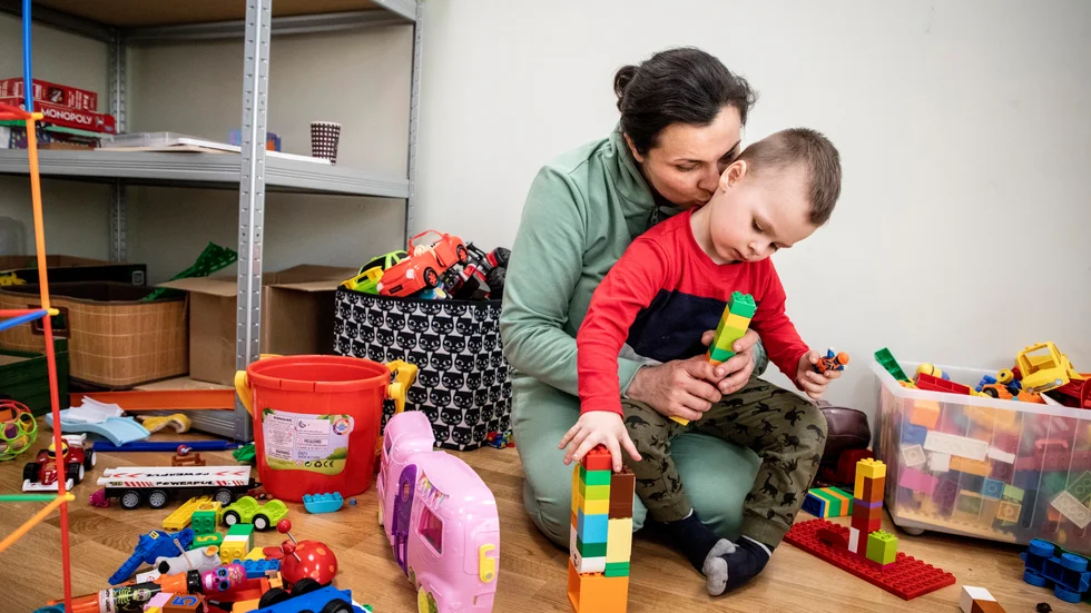 Oksana med treårige sonen Kirill kommer från en by i Kievskaja oblast. "Min bror tvingade oss att åka", säger hon till TT.