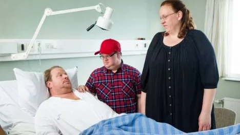 Peter (Claes Malmberg), Kjell-Åke (Mats Melin) och Filippa (Theresia Widarsson) i filmen Hur många kramar finns det i världen.