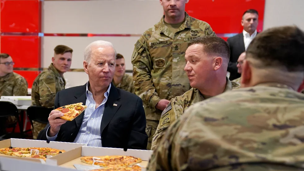 USA:s president Joe Biden hälsar på amerikanska soldater under sitt besök i Jasionka i Polen.